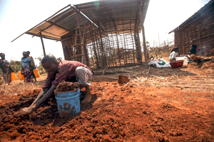 Construction d'une maison en camp de réfugiés (Burundi)