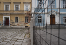 Travnik School. Une grille érigée au milieu de la cour d'une école afin d’éviter toute forme d’échange.