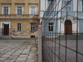 Travnik School. Une grille érigée au milieu de la cour d'une école afin d’éviter toute forme d’échange.